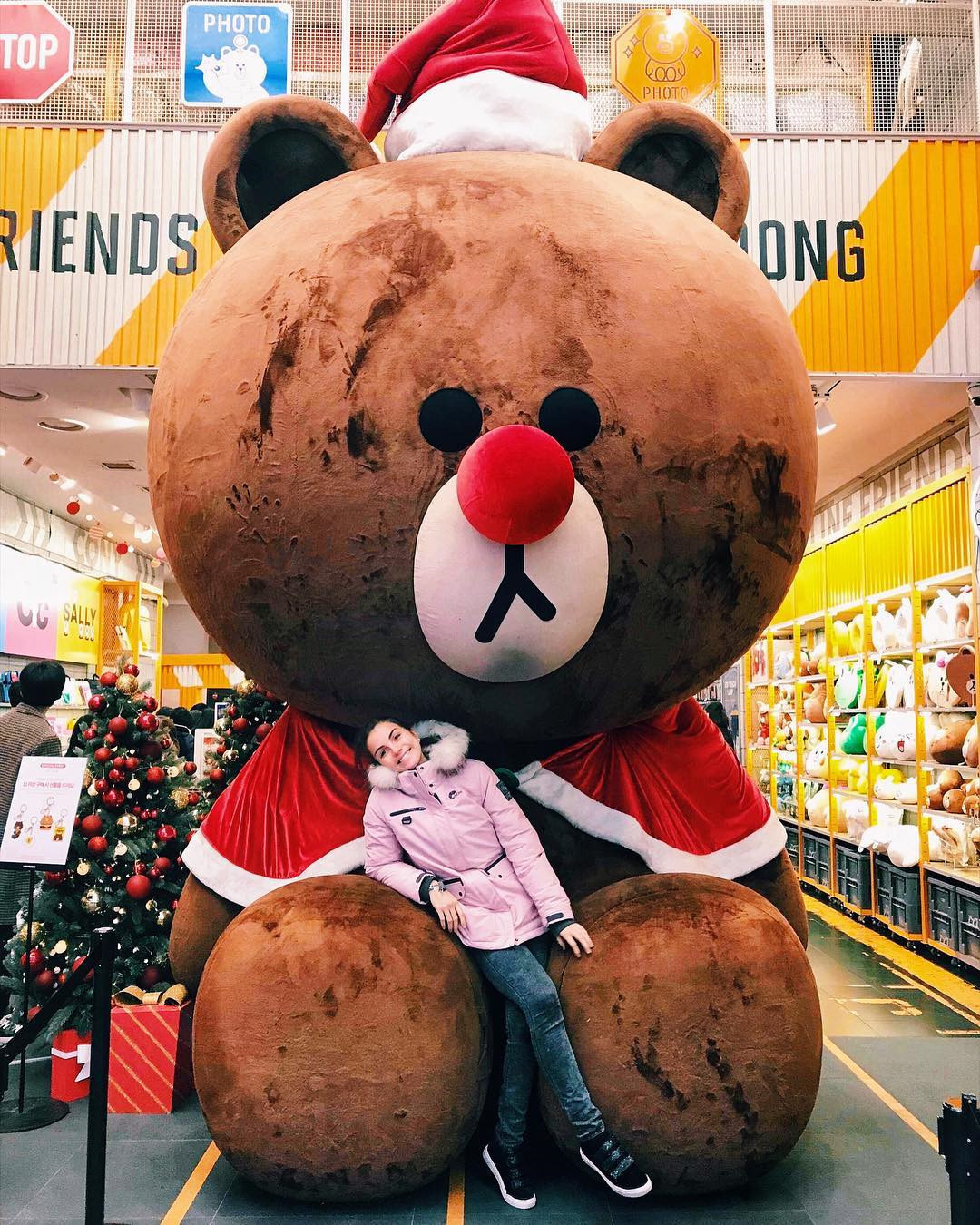 Khắp nơi trên xứ sở kim chi được trang hoàng lộng lẫy với cây thông, đồ trang trí sắc xanh, đỏ, vàng vào dịp Noel.