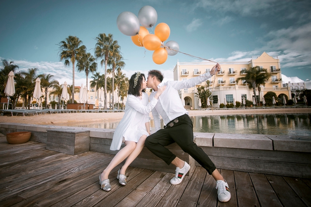 Trước đây, hai người cũng từng trải qua một vài mối tình, tuy nhiên ngay buổi gặp nhau, cả hai đã bị tiếng sét ái tình đánh trúng và nhủ với trái tim rằng đây chính là nửa kia mình đang tìm kiếm.