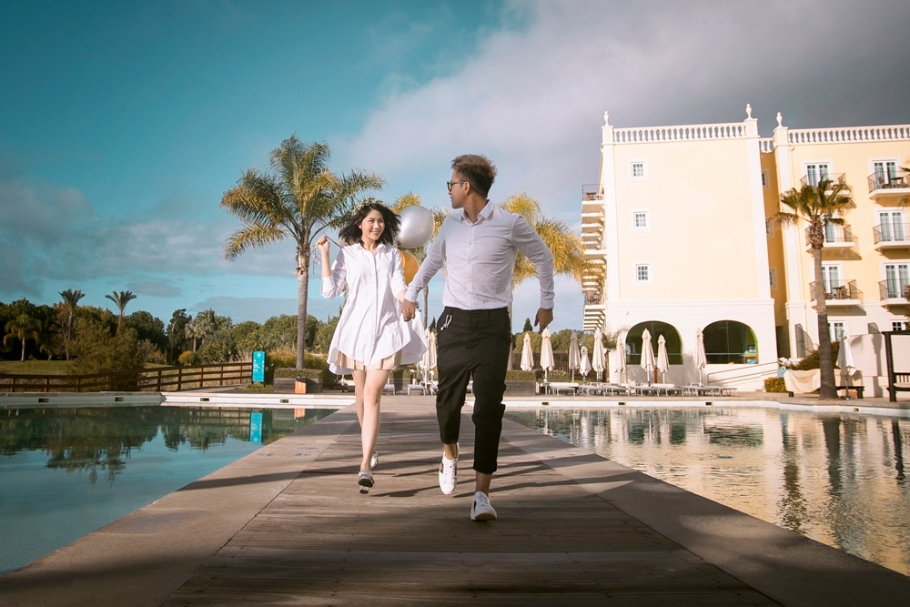 Kỷ niệm đáng nhớ nhất của cả hai đó là quãng thời gian khi mới yêu. Khi đấy, cô dâu sống ở Aix en Provence (miền Nam nước Pháp) còn chú rể sống ở Paris. Hai người yêu xa thời gian đầu nên chú rể hay hát cho cô dâu nghe qua mạng.