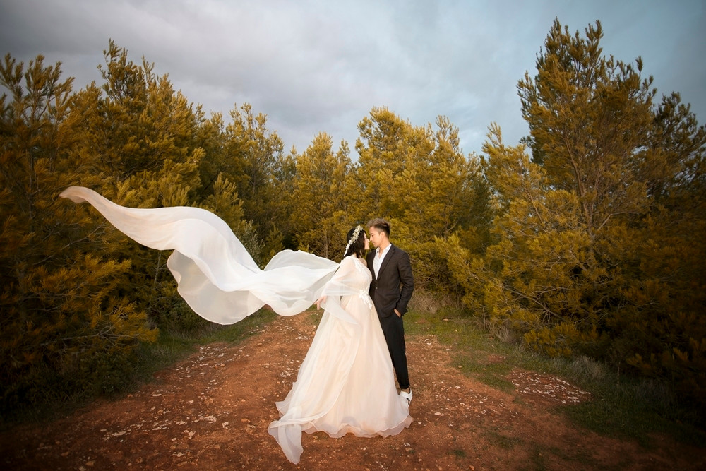 Ngoài thời gian kinh doanh, Linh Lê Paris cũng theo đuổi đam mê nhiếp ảnh. Anh chính là tác giả chụp bộ ảnh cưới tại Paris của Trấn Thành và Hari Won cách đây 2 năm.