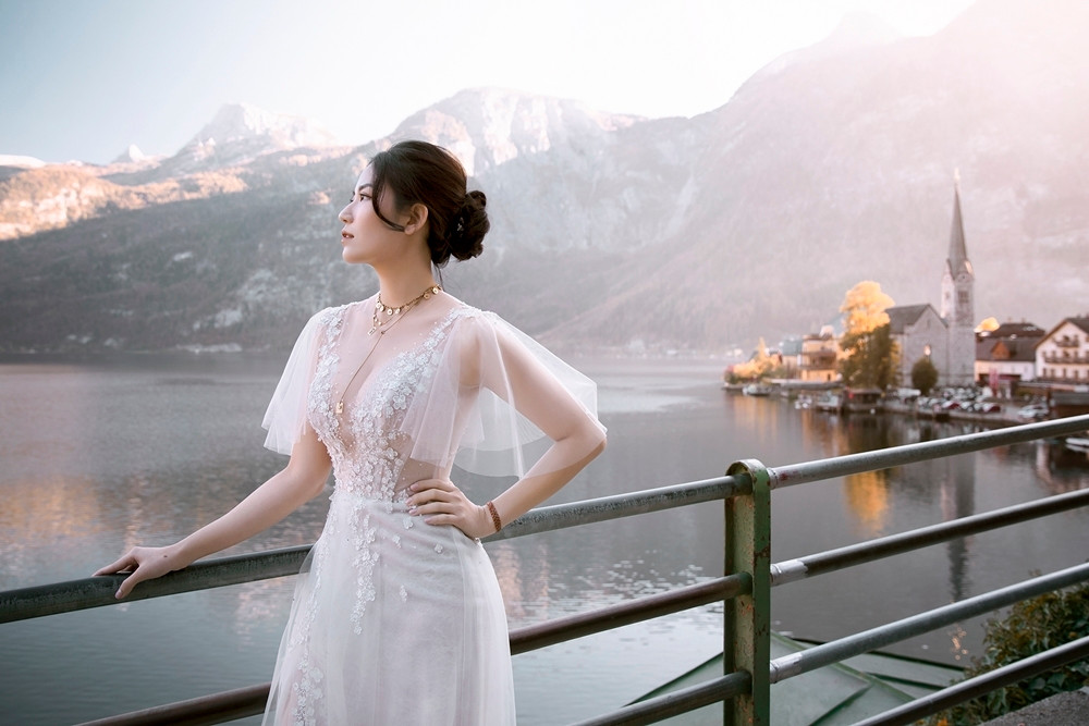 Và chú rể đã hát lại chính ca khúc đó tặng cho cô dâu trên sân khấu của đám cưới. Cô dâu không khỏi xúc động, rơi nước mắt vì bao kỷ niệm đẹp giữa hai người một lần nữa ùa về.