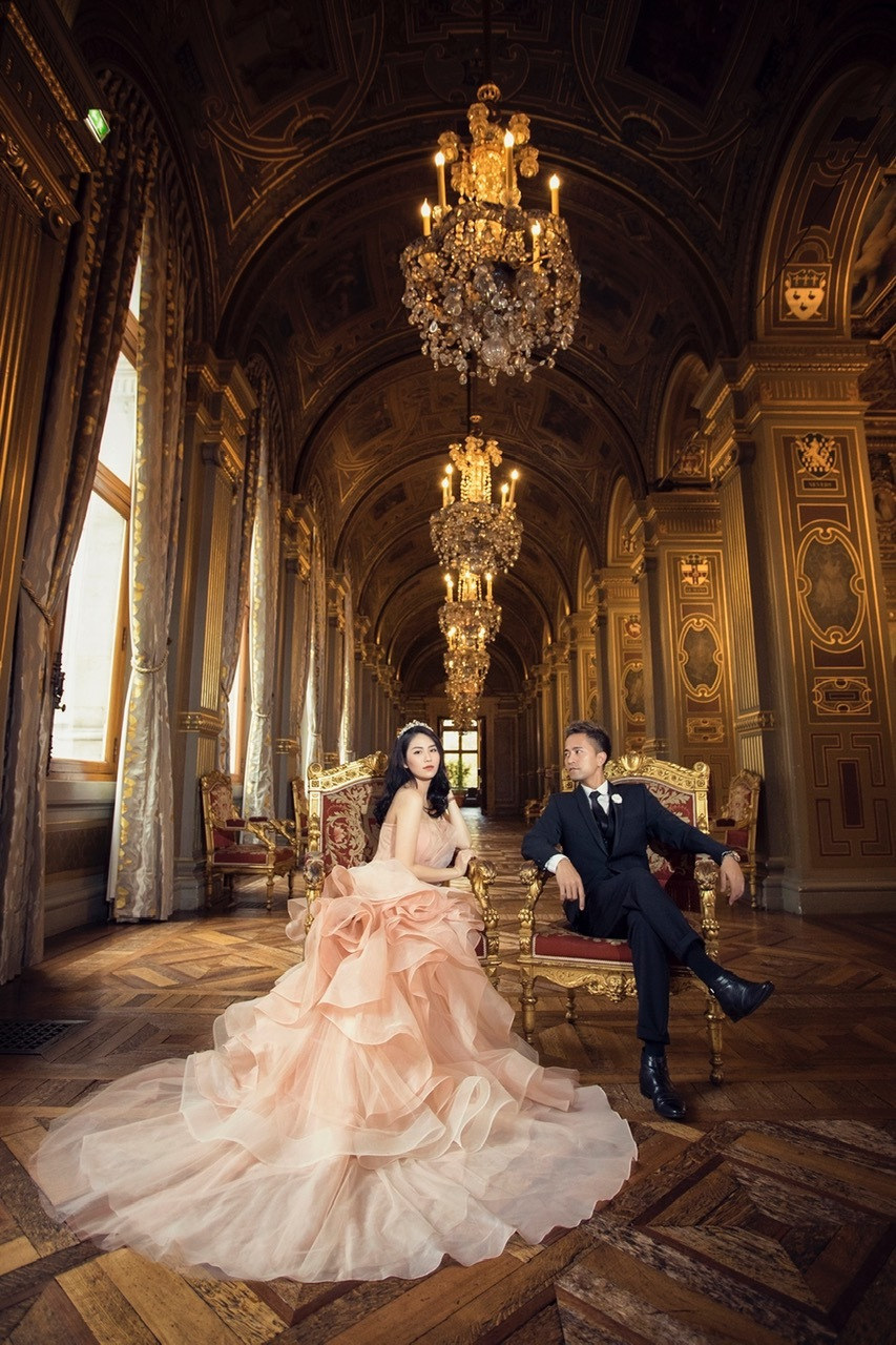 Chia sẻ thêm về vợ, chú rể Lê Linh Paris dành lời khen cô là một người xinh đẹp, thông minh và có cá tính mạnh. “Tuy hơi ghê gớm nhưng nhiều lúc cũng khá ngoan hiền vì được sinh ra trong một gia đình nề nếp” - chú rể cười nói.