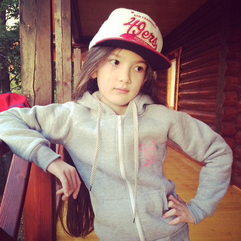 Giống như hai người anh, Thanh Giang sở hữu nét đẹp lai giữa bố Đặng Văn Sơn và mẹ Jukova Olga.