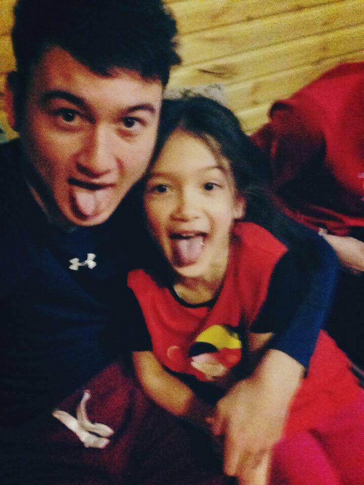 Trên Facebook cá nhân, thủ môn này từng chia sẻ hình ảnh cô em gái nhí nhảnh dễ thương này của mình.