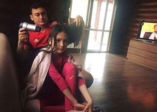 Sau khi giành Cup vô địch AFF 2018 với đóng góp không nhỏ của thủ môn Đặng Văn Lâm. Chứng kiến màn thể hiện tốt của Văn Lâm, dân mạng bày tỏ sự quan tâm nhiệt tình đến thủ thành này. Cuộc sống đời tư của anh cũng nhận được sự quan tâm lớn từ phía khán giả.