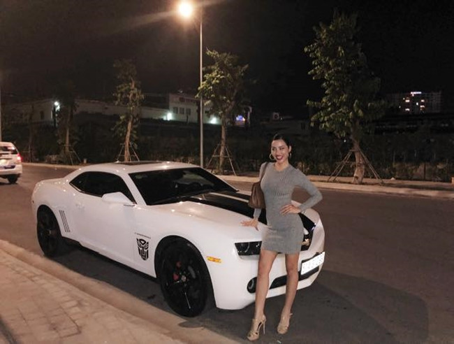 Trên trang cá nhân, Kiko Chan gây bất ngờ khi chia sẻ về những thành công đã đạt được tính tới thời điểm hiện tại. "Người tình trong bóng tối" của Kim Lý cho biết, năm 19 tuổi cô vẫn phải đi xe ôm làm việc nhưng vì thấy đắt nên đã dành dụm tháng lương ít ỏi để mua xe máy.