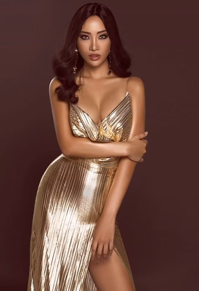 Chính Kim Lý là người chủ động theo đuổi cô và cả hai hẹn hò trong bí mật. Điều này khiến Kiko Chan tủi thân vì chỉ là người tình trong bóng tối của nam diễn viên điển trai. Về phía Kim Lý, anh khẳng định Kiko Chan tự bịa ra câu chuyện tình ái này đồng thời mời người đẹp đối chất với luật sư.