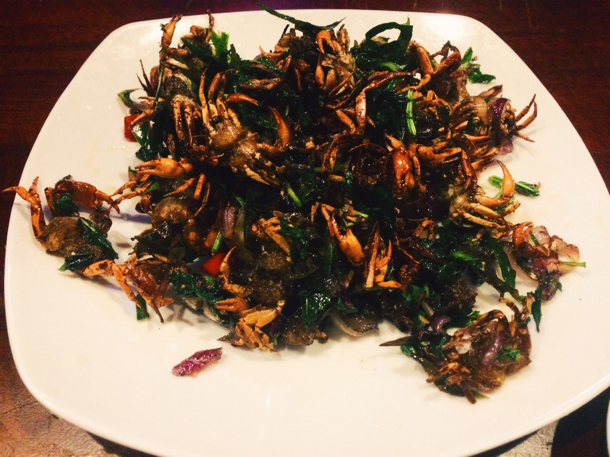 Cua đá rang lá chanh cũng là một trong những trải nghiệm đáng thử. Món cua giòn, thơm, bùi đượm vị lá chanh.