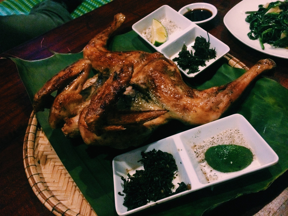 Gà ri rừng được quết gia vị, nướng than hoa màu vàng óng ăn cùng với cơm lam, chấm muối tiêu hoặc gia vị đặc trưng của người Gialai.