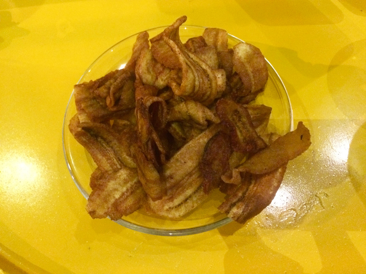 Ngoài ra, chuối sấy cũng là một trong những đặc sản tại đây. Món chuối sấy giòn giòn, thơm thơm, vị ngọt nhẹ được rất nhiều du khách mua về làm quà.