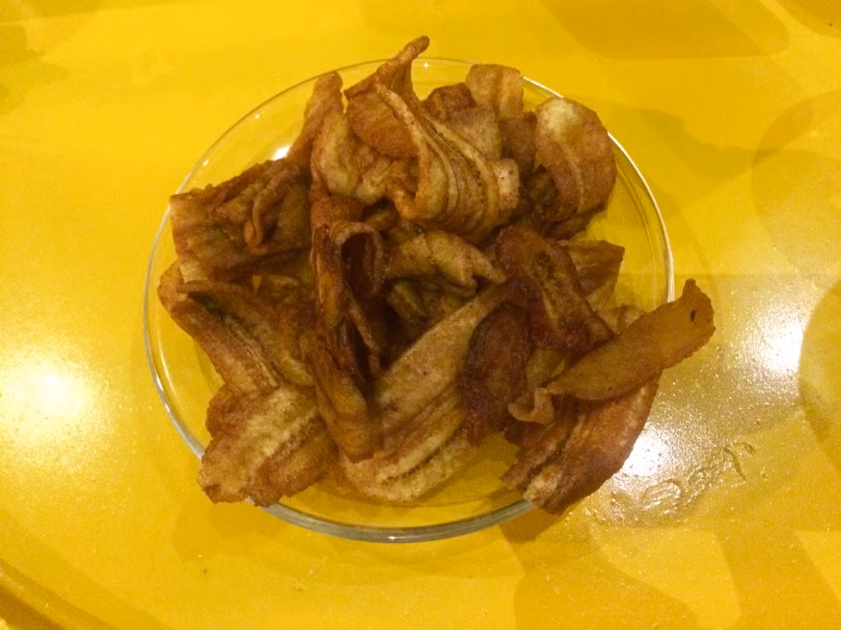 Ngoài ra, chuối sấy cũng là một trong những đặc sản tại đây. Món chuối sấy giòn giòn, thơm thơm, vị ngọt nhẹ được rất nhiều du khách mua về làm quà.