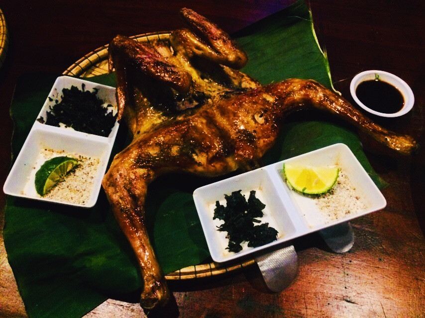 Một trong những món đặc biệt phải thử khi đến Pleiku, đó chính là món gà nướng than hoa.