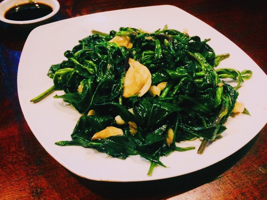 Ở Gia Lai, món rau rừng xào với tỏi giòn giòn, ngọn, bùi khiến du khách thử một lần còn vấn vương mãi không thôi. Thậm chí, có những du khách ở xa còn tìm mua bằng được về nhà chế biến.