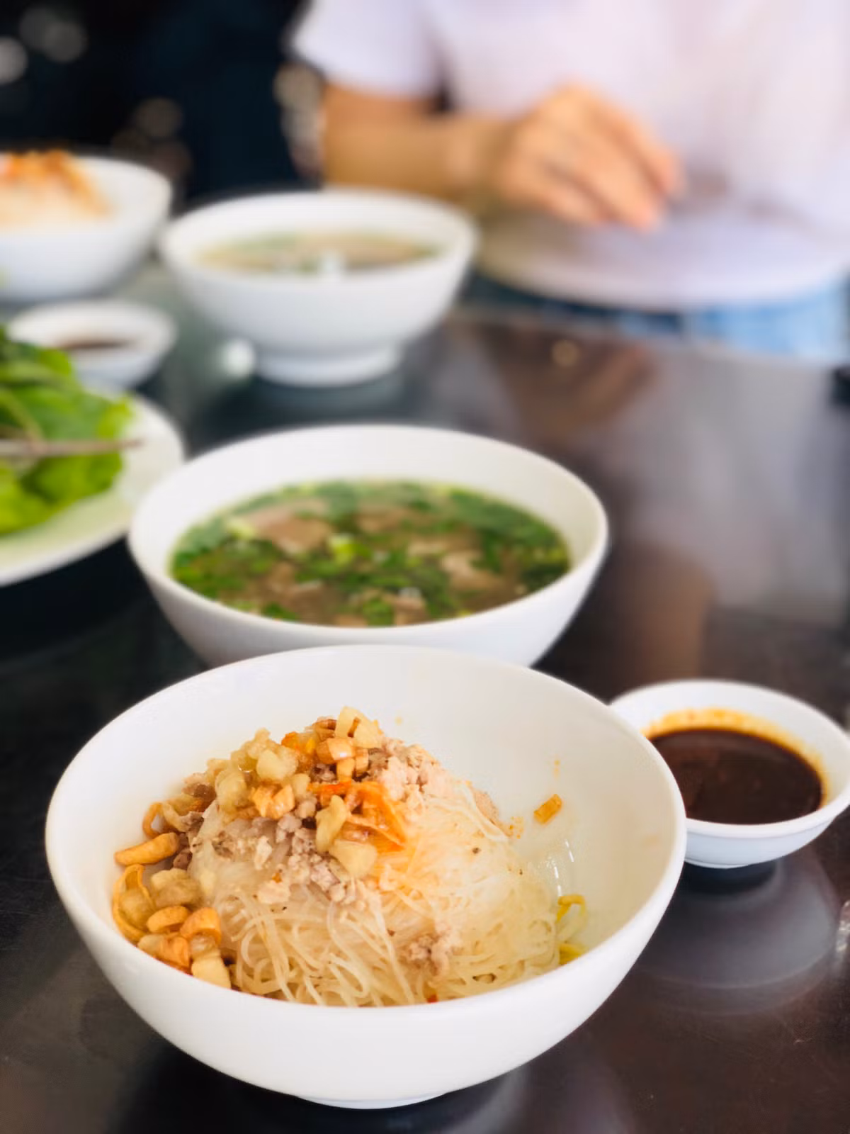 Ngoài ra, còn có kèm theo một bát nước sốt và rau sống. Vị của món ăn này quả là tuyệt vời, xứng đáng là một trong những trải nghiệm nên thử khi chạm chân đến phố núi Gia Lai.