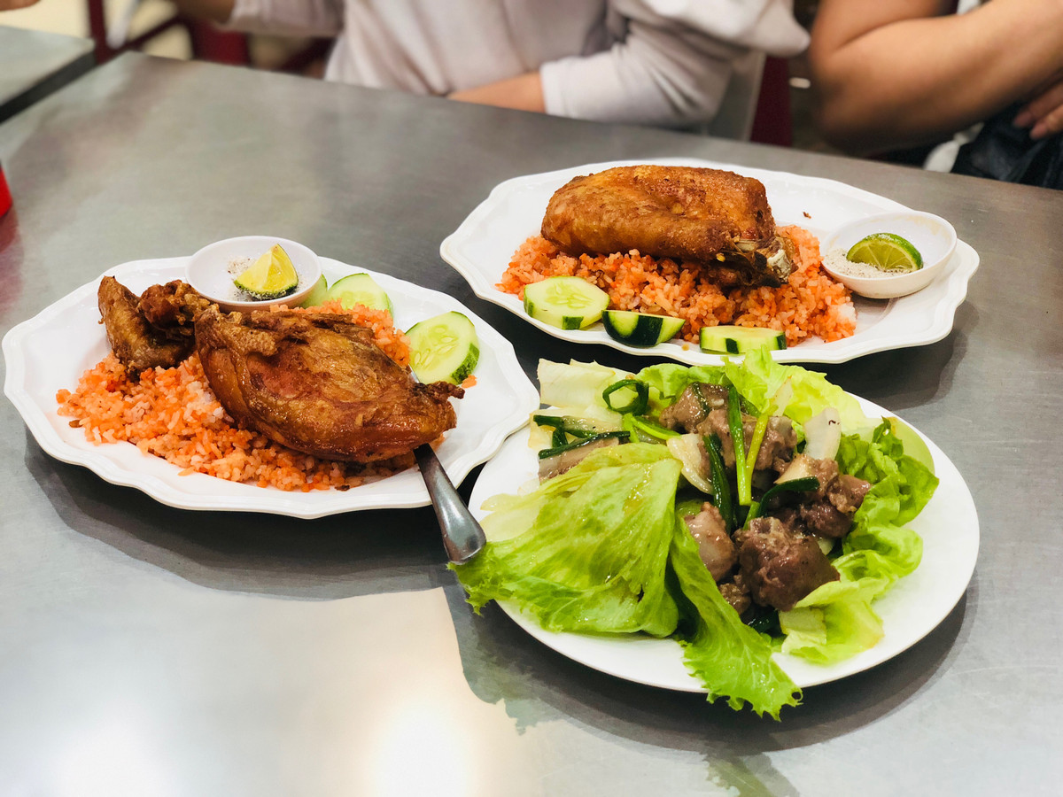 Món cơm gà nhuộm điều màu đỏ đẹp mắt, miếng gà chiên da giòn tan nhưng thịt vẫn mềm tươi ngon.