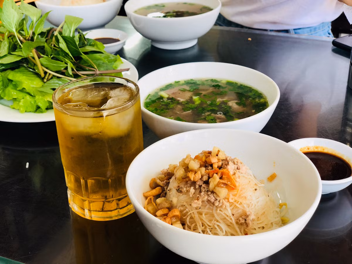Món phở khô, hay còn gọi là phở 2 tô trứ danh ở Gia Lai.Sở dĩ gọi là phở 2 tô bởi mỗi suất sẽ có 1 tô nước dùng và thịt bò riêng, 1 tô là phở khô ăn kèm với sốt chua ngọt, hành khô và tóp mỡ.
