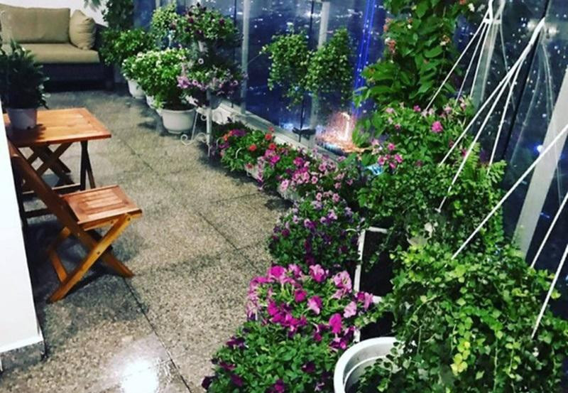 Mặc dù chưa bao giờ khoe không gian căn hộ nhưng một số ảnh chụp trên Facebook cũng cho thấy nơi ở của mẹ con nữ diễn viên khá rộng rãi, thoáng mát. Phòng khách của nhà Thân Thúy Hà khá rộng rãi và lấy tông màu trầm làm chủ đạo.