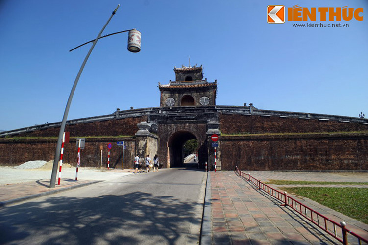 Ngày 23/8/1945, cuộc Cách mạng tháng 8 ở Huế giành thắng lợi. Cố đô Huế tràn ngập cờ đỏ sao vàng. Hàng vạn người dân và các đội cứu quốc quân diễu hành khắp các ngả đường, hô vang khẩu hiệu: “Việt Nam độc lập muôn năm”, “Nước Việt Nam của người Việt Nam”.