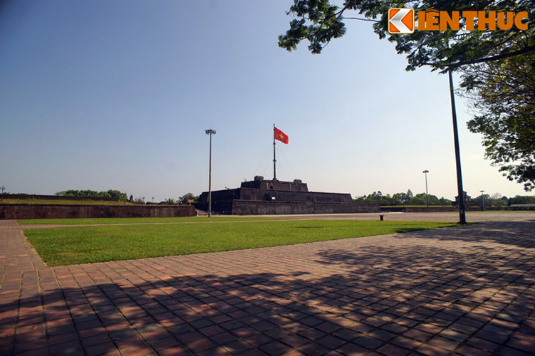 "...Bảo Đại đọc xong thì trên kỳ đài cờ vàng của nhà vua từ từ hạ xuống và lá cờ nền đỏ thắm tươi long lanh năm cánh sao vàng được kéo lên giữa tiếng vỗ tay, những tiếng hoan hô như sấm cắt ngang bởi 21 phát súng lệnh vang lên chào quốc kỳ mới của Tổ quốc hồi sinh...".