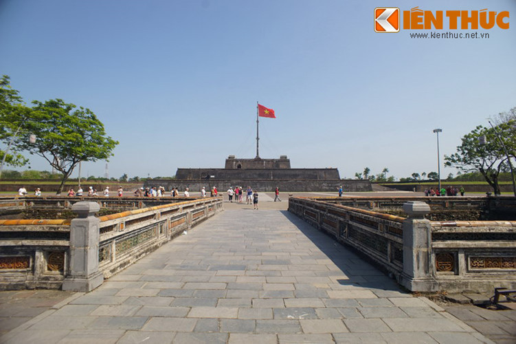 Con đường phía trước Ngọ Môn cũng được đặt tên là đường 23 tháng 8 để ghi nhớ ngày lịch sử sang trang ở Cố đô Huế.