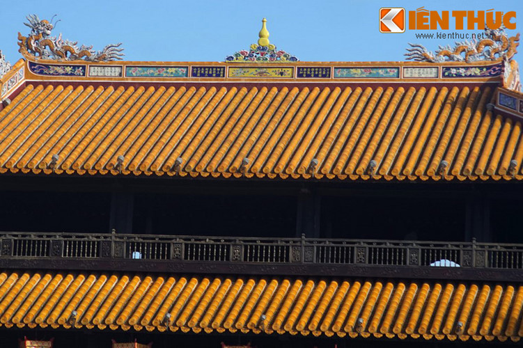 Về thời khắc này, ông Phạm Khắc Hòe, bấy giờ là Đổng lý Ngự tiền văn phòng của vua Bảo Đại, ghi lại trong hồi ký của mình (Từ triều đình Huế đến chiến khu Việt Bắc, Nxb Hà Nội, 1984) như sau: "…Bảo Đại đọc tờ Chiếu thoái vị một cách xúc động có khi tắt cả tiếng...".