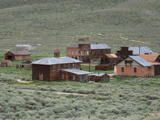 Bodie, California: Vào cuối những năm 1800, Bodie là một thành phố khai thác với rất nhiều người đến để tìm kiếm thành công. Cuối cùng thành phố bị quá tải do dịch bệnh, tai nạn khai thác và tội phạm tràn lan biến Bodie thành thành phố nằm ngoài vòng pháp luật. Trong vài thập kỷ tiếp theo, Bodie bị phá hủy liên tiếp bởi nhiều đám cháy và đến năm 1940, nó trở thành một thị trấn ma khi tất cả người dân đều bỏ đi.