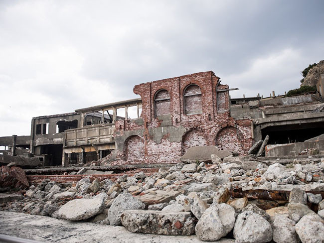 Đảo Hashima, Nhật Bản: Ban đầu được phát triển làm nơi cư trú cho những người làm việc trong các mỏ than vào năm 1887, đảo Hashima nhanh chóng mở rộng thành một hòn đảo gồm các tòa nhà cao tầng với hơn 5.000 người. Ngoài các tòa nhà, hòn đảo này còn có một câu lạc bộ, rạp chiếu phim, nhà tắm chung, hồ bơi, cửa hàng... Mỏ cuối cùng đã đóng cửa vào năm 1974 khi nó được khai thác xong và biến thành một hòn đảo hoang. Đến nay, có một phần nhỏ của hòn đảo được mở cửa cho khách du lịch tham quan để hiểu biết thêm về sự công nghiệp hóa nhanh chóng của Nhật Bản.