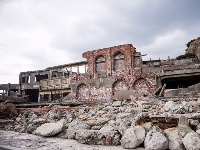 Đảo Hashima, Nhật Bản: Ban đầu được phát triển làm nơi cư trú cho những người làm việc trong các mỏ than vào năm 1887, đảo Hashima nhanh chóng mở rộng thành một hòn đảo gồm các tòa nhà cao tầng với hơn 5.000 người. Ngoài các tòa nhà, hòn đảo này còn có một câu lạc bộ, rạp chiếu phim, nhà tắm chung, hồ bơi, cửa hàng... Mỏ cuối cùng đã đóng cửa vào năm 1974 khi nó được khai thác xong và biến thành một hòn đảo hoang. Đến nay, có một phần nhỏ của hòn đảo được mở cửa cho khách du lịch tham quan để hiểu biết thêm về sự công nghiệp hóa nhanh chóng của Nhật Bản.