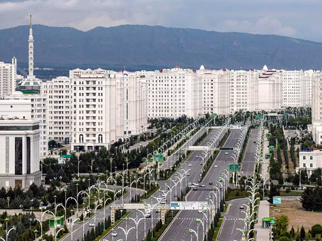 Ashgabat, Turkmenistan: Turkmenistan là một quốc gia thuộc Liên Xô cũ. Tổng thống Saparmurat Niyazov đã lên kế hoạch tạo ra một "kỷ nguyên vàng của Turkmenistan" vào năm 1991 với việc xây dựng Ashgabat. Ông dựng lên những tòa nhà phá vỡ kỷ lục, như trở thành thành phố có nhiều tòa nhà bằng đá cẩm thạch nhất thế giới.Trên thực tế, thành phố rộng 4,5 triệu mét vuông này có 543 tòa nhà được làm từ vật liệu xa xỉ. Ashgabat cũng có vòng đu quay lớn nhất thế giới. Nhưng ngày nay, thành phố này cũng đã trở thành một thành phố ma vì văn hóa biệt lập mà Niyazov đã xây dựng lên.