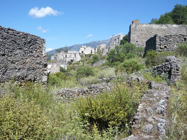 Kayaköy, Thổ Nhĩ Kỳ: Kayaköy, Thổ Nhĩ Kỳ trước đây là một cộng đồng nhộn nhịp với khoảng 2.000 cư dân Hy Lạp. Năm 1923, Chiến tranh Greco-Thổ Nhĩ Kỳ đã buộc các cư dân rời khỏi nhà và trốn sang Hy Lạp. Ước tính 350 ngôi nhà và 2 nhà thờ Hy Lạp vẫn bị bỏ hoang ở kayöy.