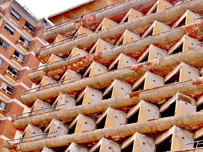 Varosha, Síp: Trong suốt đầu những năm 1970, Varosha là một trong những điểm du lịch nổi tiếng nhất thế giới. Năm 1974, Thổ Nhĩ Kỳ xâm chiếm đảo Síp. Khi quân đội Thổ Nhĩ Kỳ và Hy Lạp đối nghịch giáng xuống khu vực xung quanh Varosha, người dân đã phải bỏ trốn hết. Varosha bị bỏ hoang và nằm dưới sự kiểm soát của Quân đội Thổ Nhĩ Kỳ kể từ năm 1974. Nó đã bị rào lại, và không ai ngoài quân đội cùng nhân viên Liên Hợp Quốc được phép vào địa điểm du lịch tuyệt đẹp một thời này.