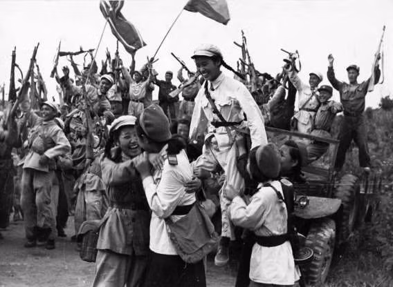 Quân đội Nhân dân Triều Tiên và quân tình nguyện Trung Quốc ăn mừng khi phá được một âm mưu tấn công của Mỹ năm 1953.