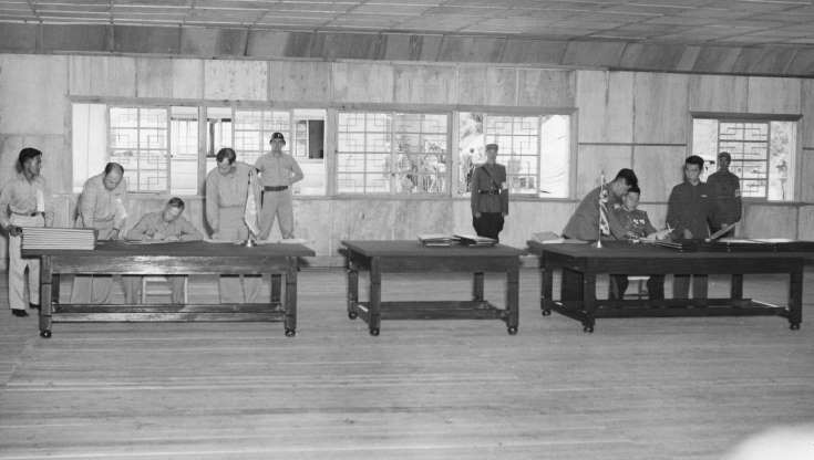 Tướng William K. Harrison (trái) của Mỹ và tướng Nam Il của Triều Tiên ký hiệp định đình chiến tại Bàn Môn Điếm ngày 27/7/1953. Hiệp định đình chiến dẫn tới việc các bên rút các binh sỹ và thiết lập Khu phi quân sự./.