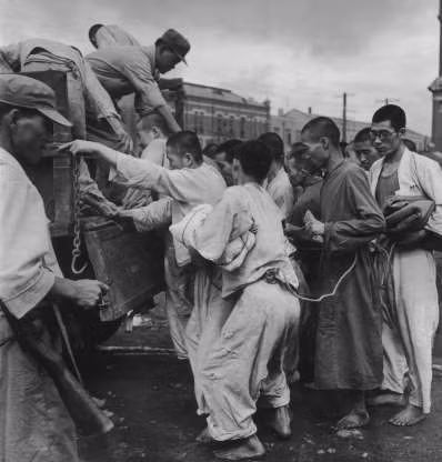 Tù nhân chính trị Hàn Quốc đang lên một chiếc xe tải ở Busan, tháng 9/1950.