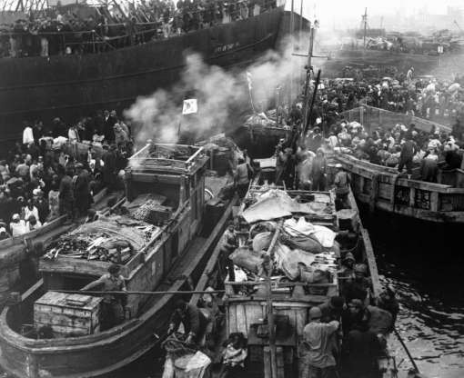Người tị nạn Triều Tiên đông đúc trên các bong tàu khi họ chạy khỏi cảng Hungnam ngày 19/12/1950.