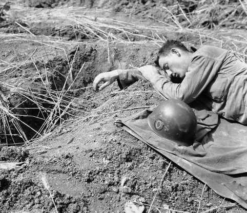 Một lính Mỹ kiệt sức, nằm nghỉ ngay trên tiền tuyến, tháng 7/1950.