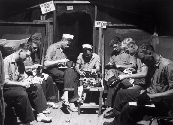 Ngày 23/7/1953, lính hải quân đang đánh bóng những đôi giày của mình khi chuẩn bị tham gia đội danh dự trong lễ ký Hiệp định đình chiến ở Bàn Môn Điếm.