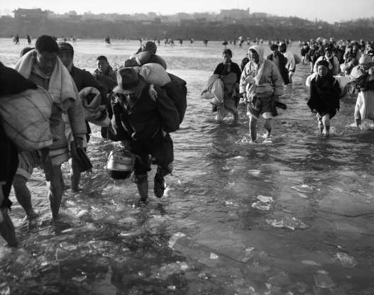 Người dân Triều Tiên băng qua con sông Taedong lạnh giá ngày 10/12/1950.