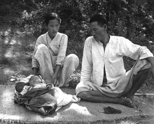 Một gia đình từ Masan, Hàn Quốc trong một trại tị nạn, tháng 10/1950.