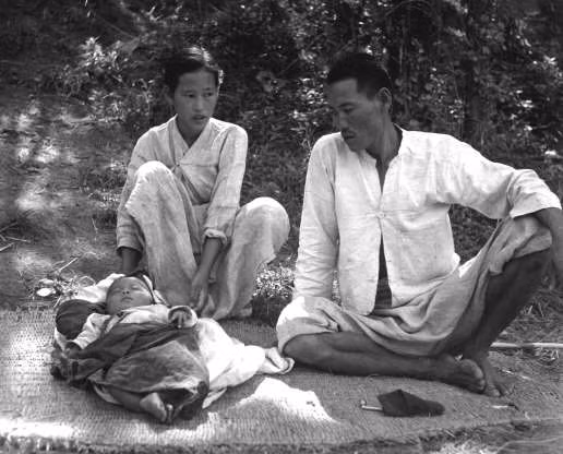 Một gia đình từ Masan, Hàn Quốc trong một trại tị nạn, tháng 10/1950.