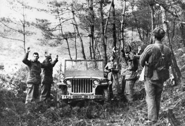 Bức ảnh này do phía Trung Quốc cung cấp, trong ảnh: binh sỹ Trung Quốc đang bắt các binh sỹ Mỹ ở Wonsan, Triều Tiên năm 1951.