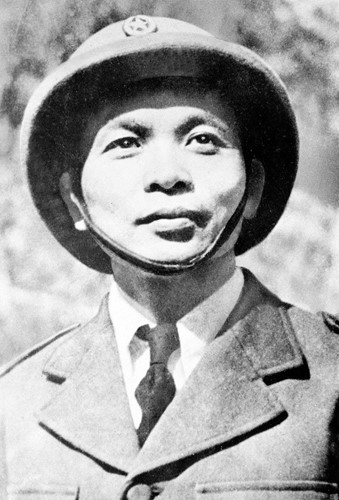 Đại tướng Võ Nguyên Giáp (1911 – 2013) là một trong những người góp công thành lập nước VNDCCH. Ngày 14/8/1945, ông trở thành uỷ viên Ban chấp hành Trung ương ĐCS Đông Dương, sau đó là ủy viên Thường vụ Trung ương, tham gia Ủy ban Khởi nghĩa toàn quốc. Cách mạng thành công, ông được cử làm Bộ trưởng Bộ Nội vụ và Phó Bộ trưởng Bộ Quốc phòng trong Chính phủ lâm thời và là Tổng chỉ huy Quân đội Quốc gia và Dân quân tự vệ năm 1946.