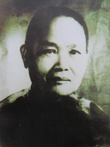 Nhà cách mạng Nguyễn Thị Thập (1908-1996) là người lãnh đạo cuộc khởi nghĩa giành chính quyền tại tỉnh Mỹ Tho trong Cách mạng tháng 8. Sau cách mạng, bà được bầu làm Đại biểu Quốc hội khóa I nước Việt Nam Dân chủ cộng hòa. Bà là Chủ tịch Hội Liên hiệp phụ nữ Việt Nam lâu nhất (1956-1974) và cũng là người phụ nữ đầu tiên được nhà nước Việt Nam trao tặng Huân chương Sao Vàng vào năm 1985.