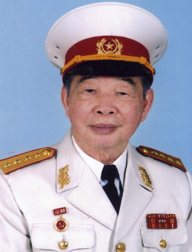 Nhà hoạt động cách mạng Nguyễn Quyết (sinh năm 1922) là một nhà chính trị, nhà quân sự của Việt Nam. Năm 1945, ông là Bí thư thành ủy Hà Nội, ủy viên Ủy ban quân sự cách mạng Hà Nội, tham gia lãnh đạo khởi nghĩa cướp chính quyền ở Hà Nội.