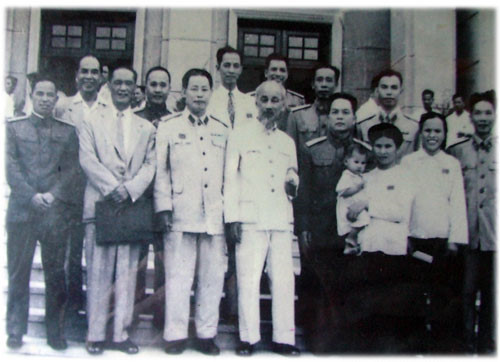 Nhà cách mạng Cao Hồng Lãnh (1906-2008) là Ủy viên Ủy ban Kháng chiến Nam Bộ và Ủy viên Ủy ban Kháng chiến miền Nam Việt Nam trong cuộc Cách mạng tháng 8. Sau cách mạng, ông đảm nhiệm nhiều vị trí quan trọng của Đảng và Nhà nước. (Trong bức ảnh chụp cùng các đại biểu Quốc hội năm 1960, ông là người đứng giữa mang cà vạt, ở hàng sau).