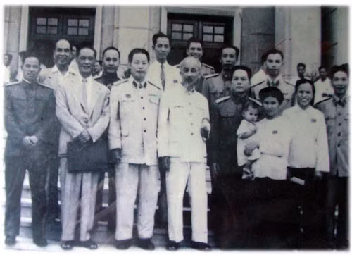 Nhà cách mạng Cao Hồng Lãnh (1906-2008) là Ủy viên Ủy ban Kháng chiến Nam Bộ và Ủy viên Ủy ban Kháng chiến miền Nam Việt Nam trong cuộc Cách mạng tháng 8. Sau cách mạng, ông đảm nhiệm nhiều vị trí quan trọng của Đảng và Nhà nước. (Trong bức ảnh chụp cùng các đại biểu Quốc hội năm 1960, ông là người đứng giữa mang cà vạt, ở hàng sau).