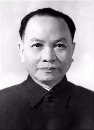 Nhà cách mạng Trường Chinh (1907-1988) là Tổng Bí thư của Đảng Cộng sản Đông Dương trong cuộc Cách mạng tháng 8. Trước thềm của cuộc cách mạng, tại Hội nghị toàn quốc của Đảng, ông được cử phụ trách Ủy ban Khởi nghĩa toàn quốc. Sau cách mạng, Đảng Cộng sản Đông Dương rút vào hoạt động bí mật, chuyển thành Hội nghiên cứu chủ nghĩa Mác ở Đông Dương do ông làm Hội trưởng.
