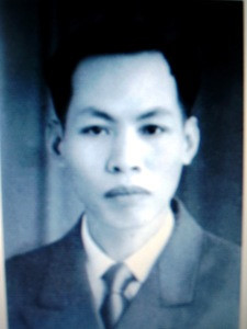 Nhà cách mạng Nguyễn Khang (1919-1976) là người đầu tiên trực tiếp lãnh đạo thành công cuộc Tổng khởi nghĩa Hà Nội trong Cách mạng tháng 8. Sau cách mạng, ông là Ủy viên dự khuyết Ban Chấp hành Trung ương Đảng Cộng sản Việt Nam khóa II, Ủy viên Ban Chấp hành Trung ương Đảng Cộng sản Việt Nam khóa III, Bí thư Thành ủy Hà Nội, Bộ trưởng Văn phòng Thủ tướng phủ...