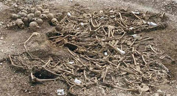 Trong một cuộc khai quật trên đảo, các nhà khảo cổ đã tìm kiếm được hơn 1.500 nạn nhân bộ xương của bệnh dịch hạch bị chôn vùi trong hố. Họ tin rằng vẫn còn hàng nghìn người chôn trong lòng đất. Ảnh: Lottovolante.