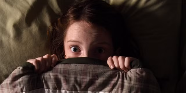 Dẫu vậy, vẫn có lý giải khoa học về việc tại sao con người hay tỉnh dậy vào thời điểm này. Theo lịch y học của Trung Hoa, nội tạng của chúng ta hoạt động trong 24 giờ với những thời điểm mà bộ phận này công suất hơn bộ phận kia. Vào khoảng 1-3 giờ sáng là lúc mà phổi hoạt động mạnh. Nếu cảm thấy có vấn đề, nó sẽ đánh thức bạn dậy. Ngoài ra, nó còn phụ thuộc vào chu kỳ sinh học của cơ thể chúng ta. Có nghiên cứu cho rằng đó là thời điểm mà con người chuyển từ giấc ngủ sâu tới giấc ngủ nhẹ hơn. Và vì não bộ hoạt động nhiều hơn trong giấc ngủ nhẹ, chúng ta dễ bị đánh thức dậy hơn.